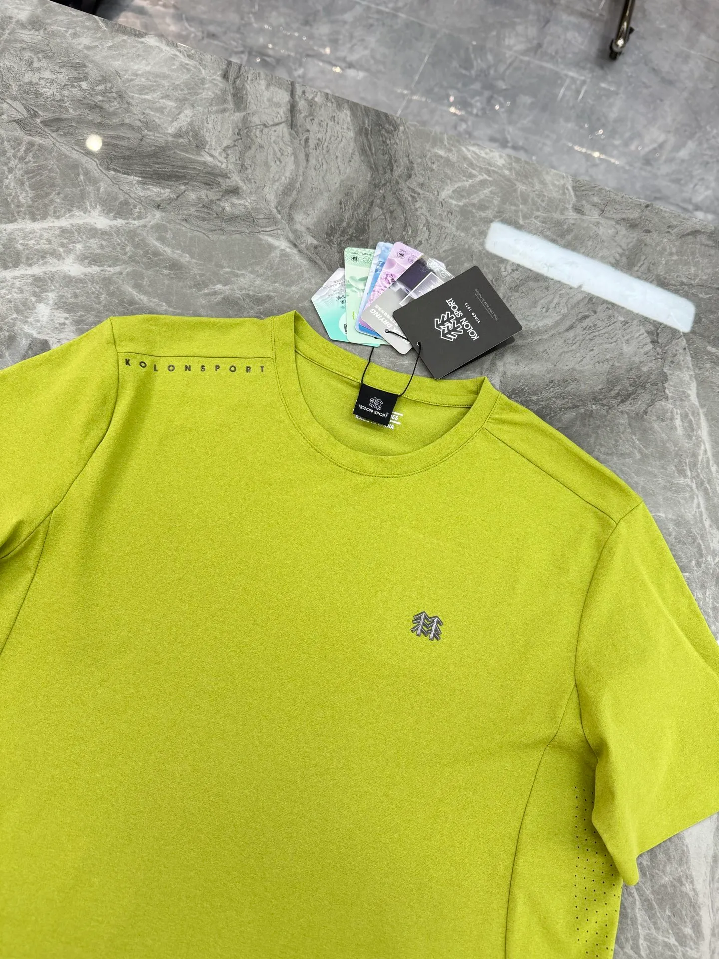 190 ⚜️Buy it if you know the goods! Kolon Sport Kolon Outdoor New Arrival T-shirt. Original product recommendation ❤️ Can be matched as a set. Regular fit outdoor T-shirt. Three-dimensional cutting design. Sports style rhythmic line matching. Comfortable and decent! Original professional outdoor high-tech polyester fabric! Multiple outdoor features. Touch and texture. Breathable holes on both sides. Complete three-dimensional cutting! The fabric is stiff and ribbed. Comfortable and stretchy. Skin-friendly, breathable, cool and comfortable. The three-dimensional upper body is super beautiful, a unique design. All three standards are included. Color: Black.Light Gray.White.Green.Sizes: M-3XL (4xl can be customized) 175/140 pounds recommended L